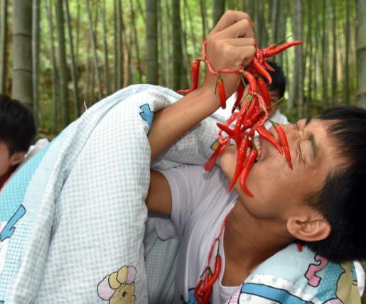 搞笑图片段子幽默笑话：大师兄，你也来跑步了？