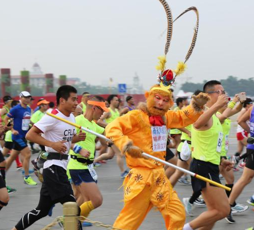 搞笑图片段子幽默笑话：大师兄，你也来跑步了？